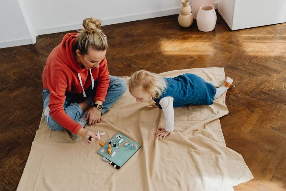 Mutter und Tochter spielen gemeinsam auf dem Wohnzimmerboden