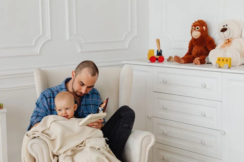 Vater liest gemütlich ein Buch mit seinem Kind im Kinderzimmer