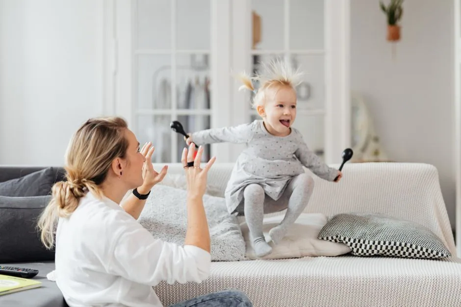 Mutter verbringt liebevolle Zeit mit ihrer Tochter auf dem Sofa