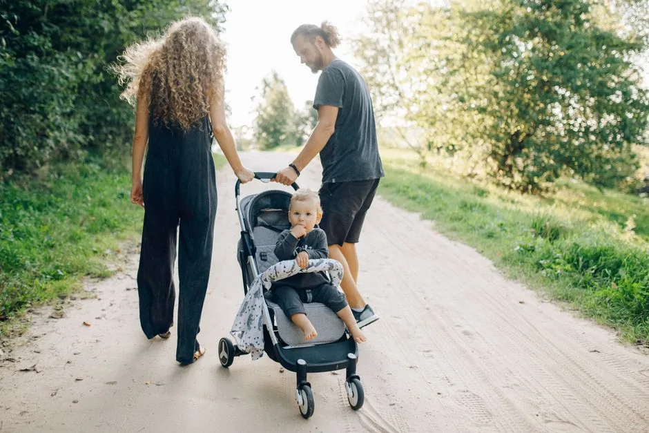 Familie mit Kinderwagen im Park