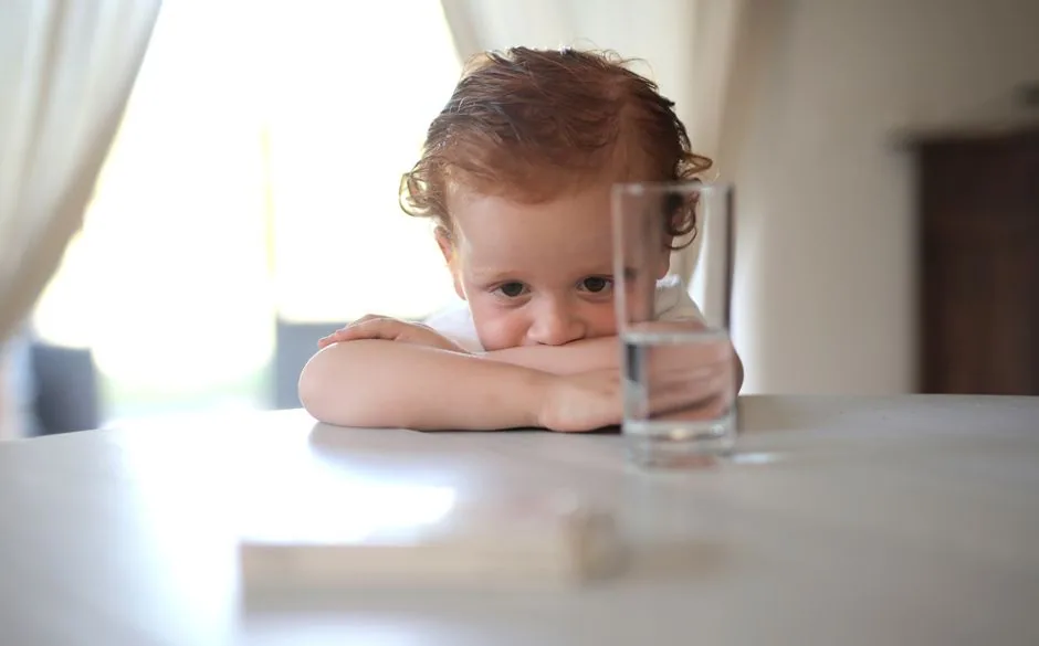 Kleinkind trinkt Wasser