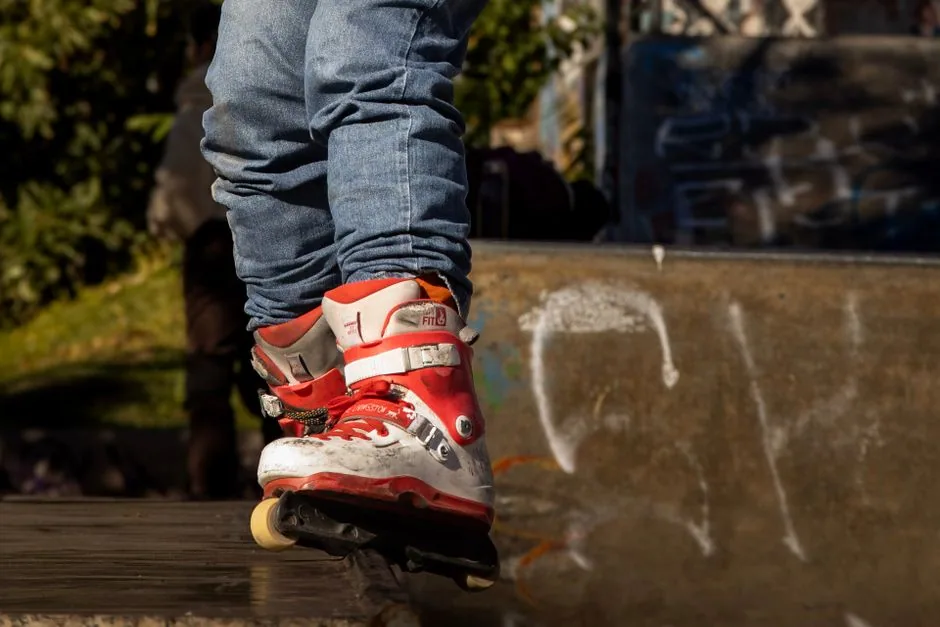 Dynamische Nahaufnahme von Skates in Bewegung auf Asphalt