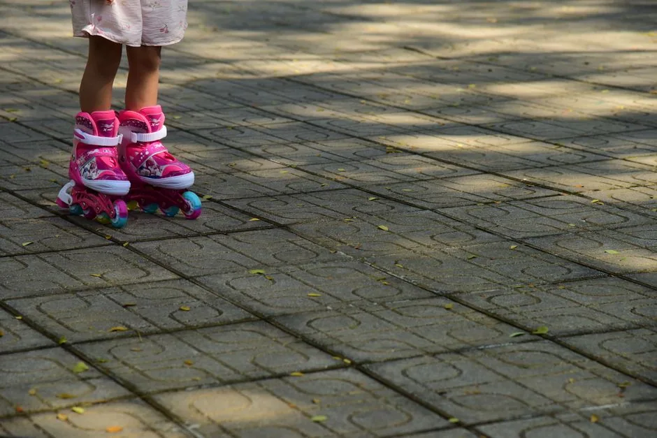 Kind fährt sicher mit Inline-Skates