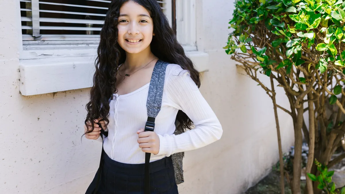 Jugendliches Schulkind mit Rucksack