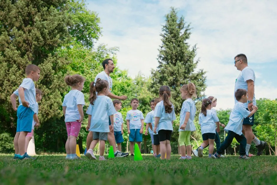 Kinder erleben gemeinsam ein Feriencamp