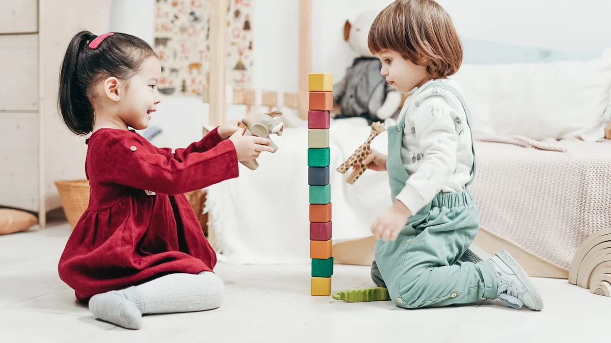 Kinder spielen kreativ mit altersgerechtem Spielzeug